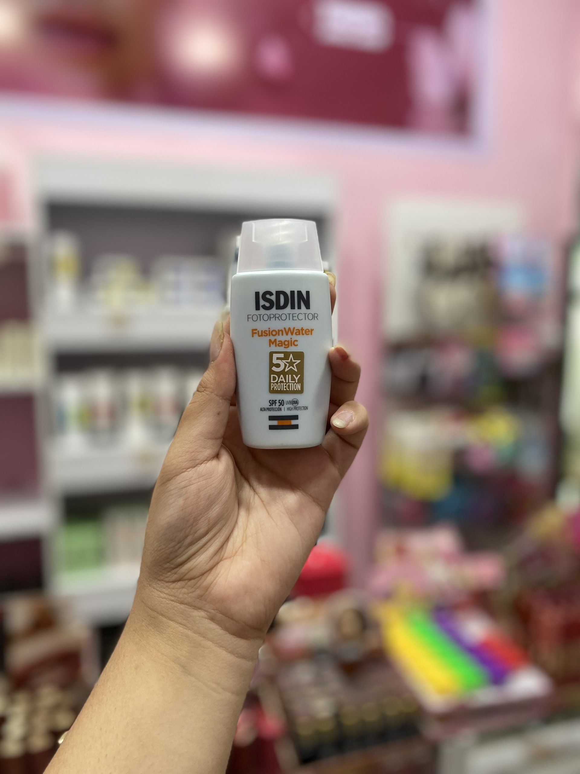 ضد آفتاب بی‌رنگ ایزدین فیوژن واتر مجیک SPF 50 حجم 50 می