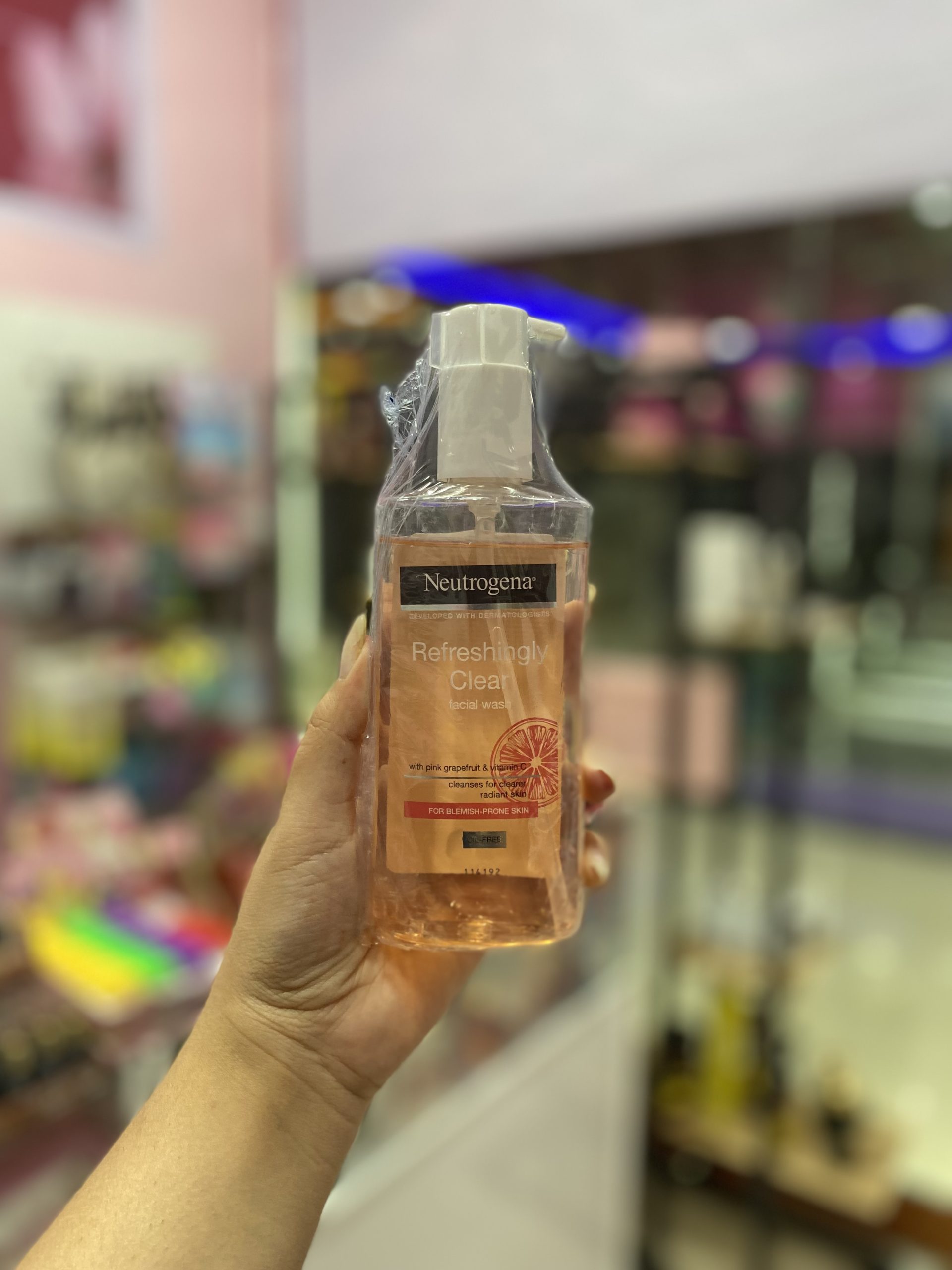 ژل شستشوی صورت نوتروژینا Refreshingly Clear حاوی گریپ‌فروت صورتی و ویتامین C حجم 200 میل